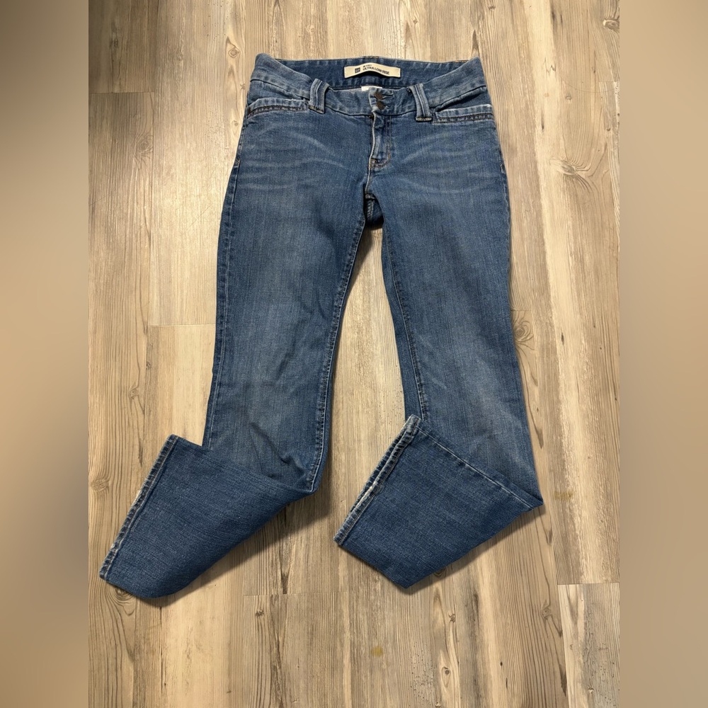 GAP Curvy Ultra Low Rise Jeans Size 6 – Classic Mid-Wash Bootcut Denim